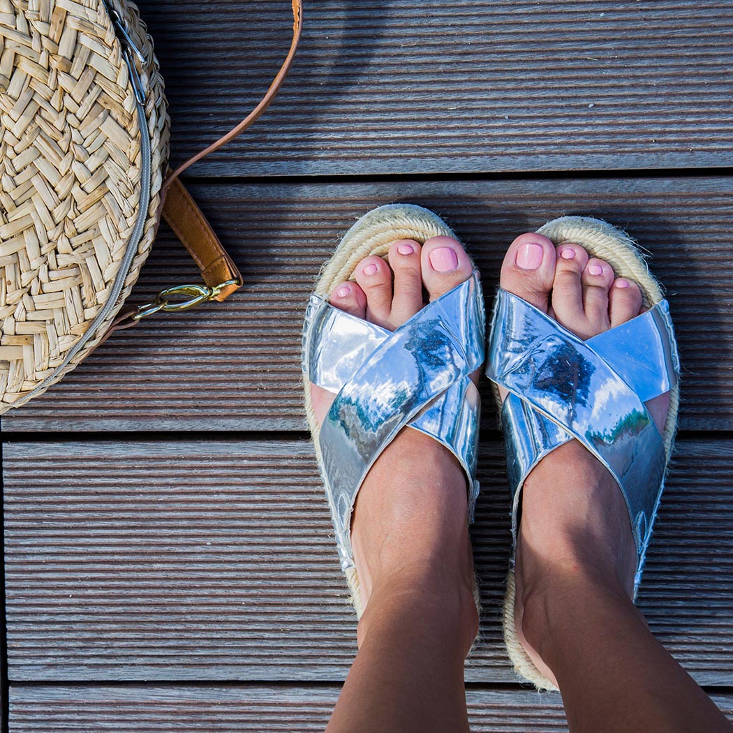 Buty damskie Birkenstock - klapki, sandały i japonki w stylizacjach. Jak je nosić?
